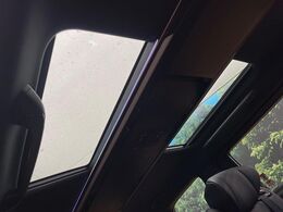 【ガラスルーフ】ガラスルーフ搭載で車内の解放感が一気にアップ！開放的なドライブをお楽しみいただけます。