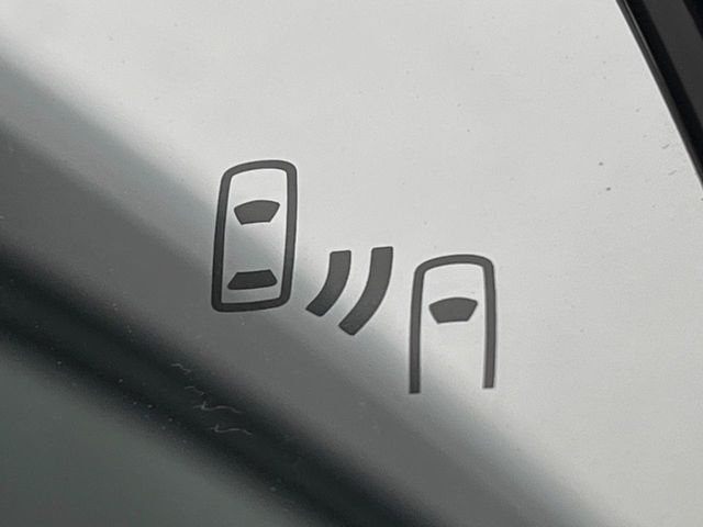 【ブラインドスポットモニター】走行中、ドアミラーの死角になりやすい箇所に後続車が接近するとサイドミラーのレンズに警告を表示！ドライバーに注意喚起をしてくれます。