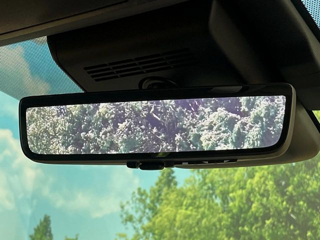 【デジタルインナーミラー】後席の大きな荷物や同乗者で後方が確認しづらい時でも安心！カメラが撮影した車両後方の映像をルームミラー内に表示。クリアな視界で状況の確認が可能です！