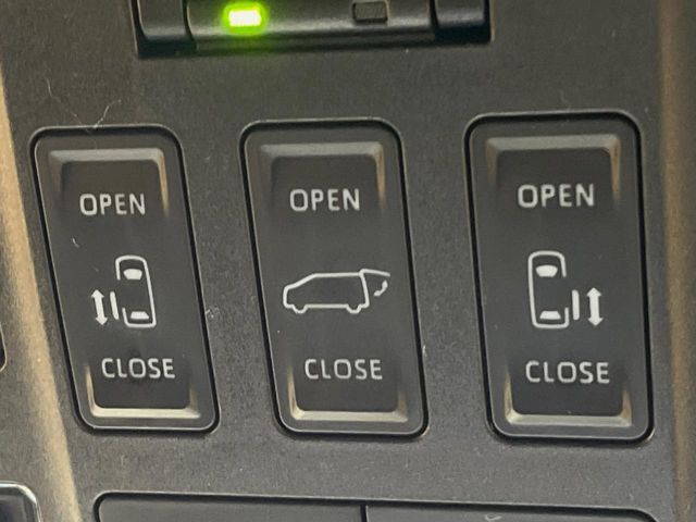 【両側パワースライドドア】スマートキーや運転席のスイッチで後席両側スライドドアの開閉が可能♪電動だから力を入れてドアを開ける必要が無く、小さなお子様でも簡単に開け閉めでき快適です♪