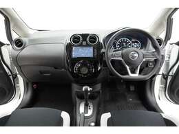 すっきりまとめられた視認性の良いインパネ周りです。操作スイッチも使用しやすい位置に配置されています。