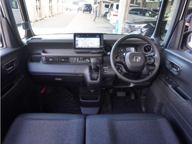 ◆視界広々で非常に運転しやすくロングドライブでも疲れを感じさせないすっきりとまとまったインパネ周りです。
