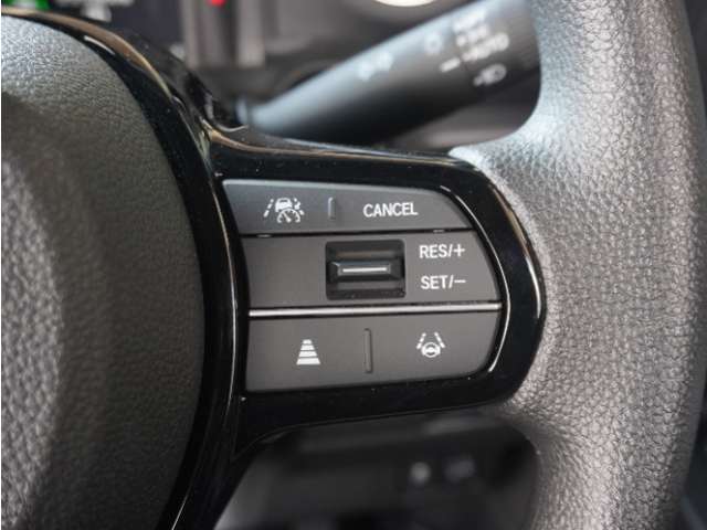 ◆アダプティブクルーズコントロール◆予め設定した車速内でクルマが自動的に加減速。前走車との適切な車間距離を維持しながら追従走行します。【LKAS】車線維持支援システムでステアリング操作を支援。