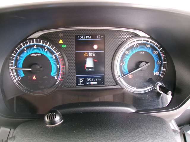 メーター中央に、様々な車両情報を表示してくれる、ディスプレイがついています。