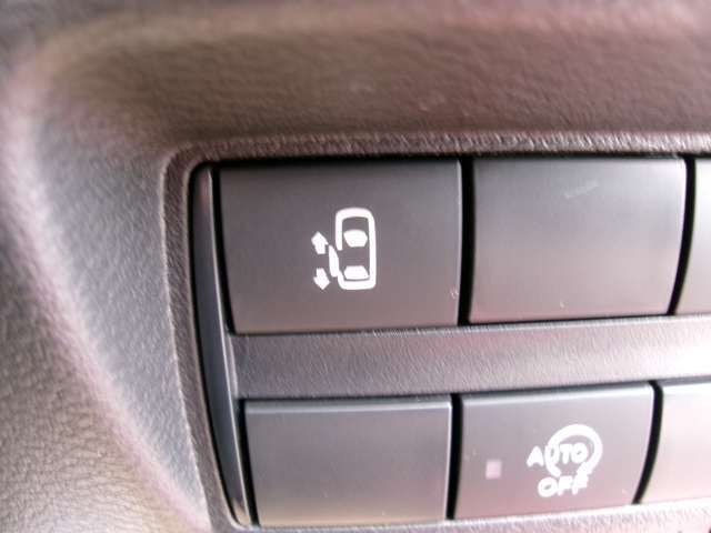 左側オートスライドドアになっていますので、小さいおこさまやご年配の方でもラクに開閉できますよ！運転席からでもワンタッチで操作できるんです＾＾