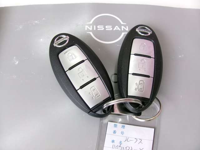 インテリジェントキーを携帯していれば、リクエストスイッチを軽く押すだけでドアのロック・アンロックが可能です。