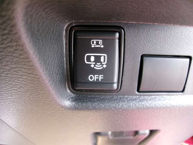 ハンズフリーオートスライドドア機能がついています！両手がふさがっていても、キーを持っていればスライドドアの下に足先を入れて引くだけで、ドアが自動で開閉できるんです。