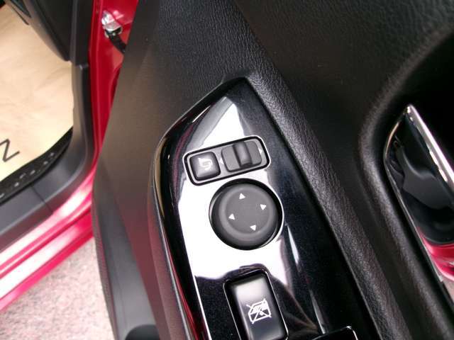 ドアミラーの鏡面の調節、格納は運転席からすべて操作できます！