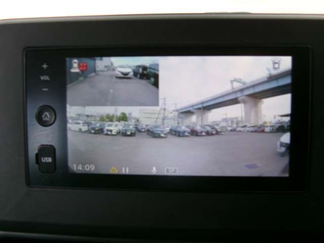 ロールサンシェード。日差しが眩しいときなどにスッと引き出せるドアライニング内蔵式。高い遮光率で、おこさまの安眠を妨げません！