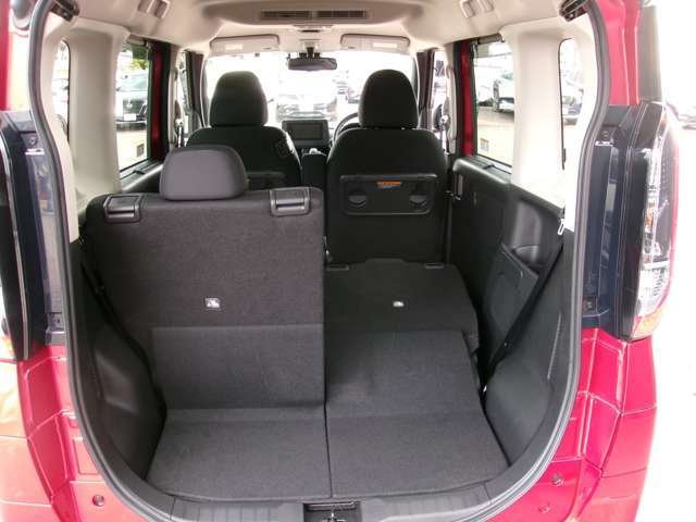 リヤシートは分割して倒せるので、乗員や荷物に合わせてアレンジ可能です！