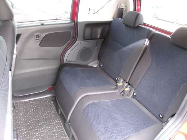 後席の足元も広くゆったりお乗りいただけます。