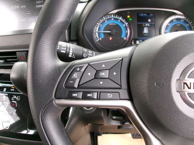 ハンドルにあるステアリングスイッチでオーディオの操作や音量調節が簡単に行えます！