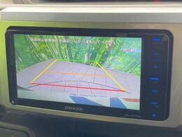 【バックカメラ】駐車時に後方がリアルタイム映像で確認できます。大型商業施設や立体駐車場での駐車時や、夜間のバック時に大活躍！運転スキルに関わらず、今や必須となった装備のひとつです！
