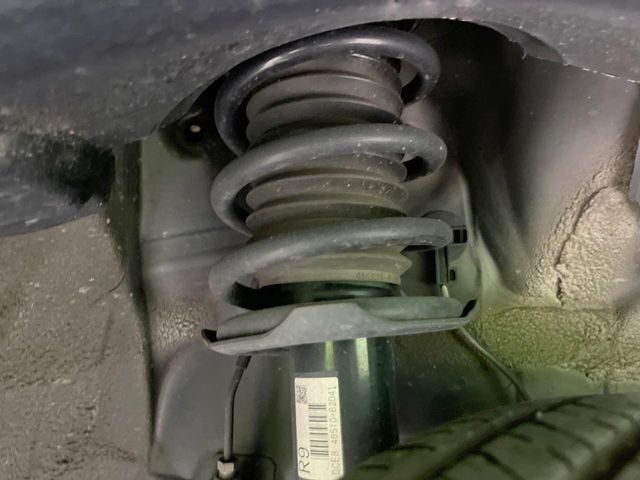 お車を安心してお乗りいただく為には、足回りの定期点検が欠かせません。サービスサポート（有償保証）では無料点検もご提供しており、安心のカーライフをお過ごしいただけるサポート体制が整っています。