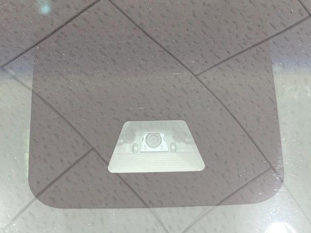 【スマートアシスト】走行中に前方の車両等を認識し、衝突しそうな時は警報とブレーキで衝突回避と被害軽減をアシスト。より安全にドライブをお楽しみいただけます。