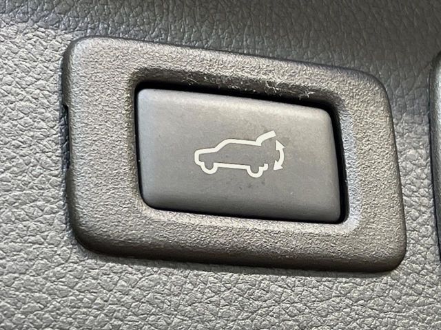 【パワーバックドア】スマートキーや運転席のボタンを押すだけでリアゲートが自動で開閉します！荷物を持っている時や、高い位置にあるバックドアを閉める際に便利な機能です♪