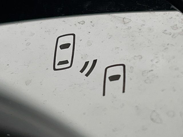 【リヤビークルディティクション】走行中、ドアミラーの死角になりやすい箇所に後続車が接近するとサイドミラー付近に警告を表示、ドライバーに注意喚起と、万一の際はハンドル操作をアシストをします。
