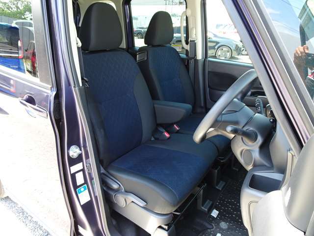 乗り込みやすく、視界の高い運転席です。「少しだけ乗って、すぐ降りる」ような使い方でもストレスなくお乗りいただけます。