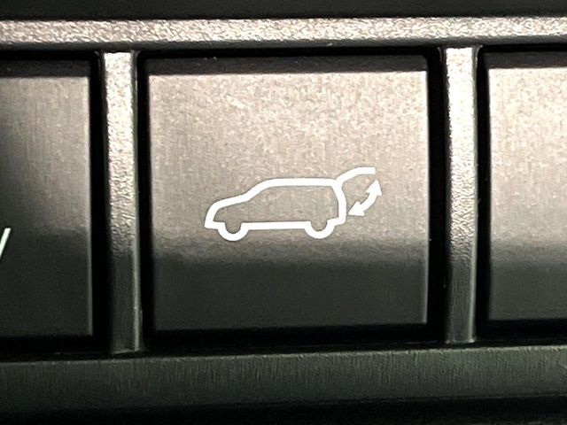【パワーバックドア】スマートキーや運転席のボタンを押すだけでリアゲートが自動で開閉します！荷物を持っている時や、高い位置にあるバックドアを閉める際に便利な機能です♪