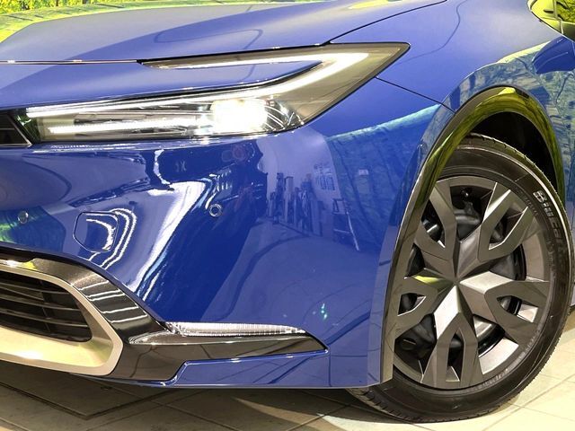 【LEDヘッドライト】悪天候や夜間走行時も良好な視界を確保し安心して運転できる高輝度LEDヘッドライトを装備！点灯速度が早く、消費電力も抑えられています。