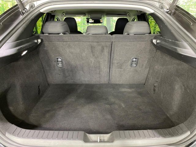 後席を格納すると、これだけの広さが！シーンに合わせたシートアレンジで、大きな荷物も積むことが出来ます♪