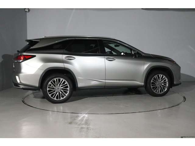 納車前に法定点検を行います。消耗品のチェック、交換。オイル、オイルフィルター、ワイパーゴム、ブレーキオイル、は必ず交換します。点検項目、交換部品は納車時説明し、チェックシートをお渡しします。