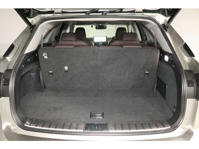 レクサスCPOでは、購入時の車両価格の中に1回の法定点検、その際のオイル交換の費用まで含まれております。購入後のサポートもお任せください。