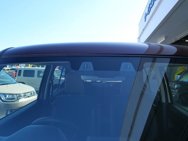 フロントガラス上部には安全機能のデュアルカメラブレーキサポートが付いています！2つのカメラで人間の目のような働きで夜間の歩行者感知もできる仕組みです。衝突被害軽減ブレーキや踏間違い防止を手助けします！