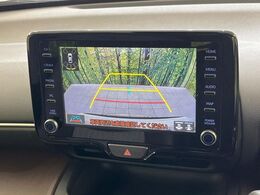 【バックカメラ】駐車時に後方がリアルタイム映像で確認できます。大型商業施設や立体駐車場での駐車時や、夜間のバック時に大活躍！運転スキルに関わらず、今や必須となった装備のひとつです！