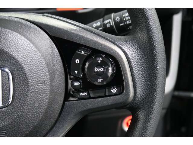 Hondaセンシングの機能のひとつ、アダプティブクルーズコントロール付！アクセルから足を離しても設定したスピードと前車との車間を保ち走行してくれます！車線維持もアシスト☆高速道路で疲労軽減ですね☆