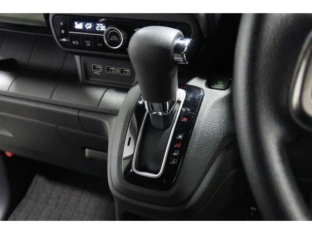 インパネシフトだから視線の移動も少なく足元もスッキリ♪運転席もゆったりしているのでゆとりを持ってドライブできますね！