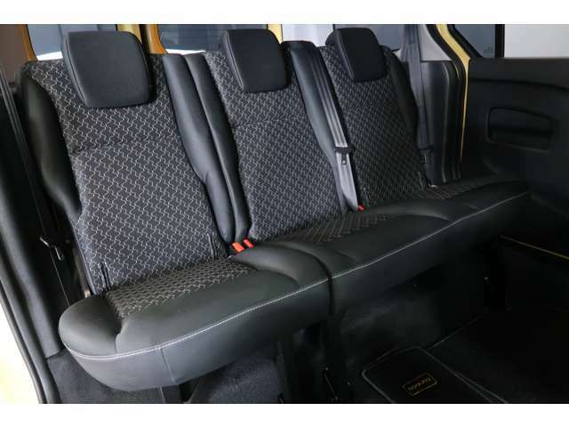 ●後席のスペースです！足元もゆったりくつろげるスペースが十分にありますね！長距離ドライブも楽チンです！