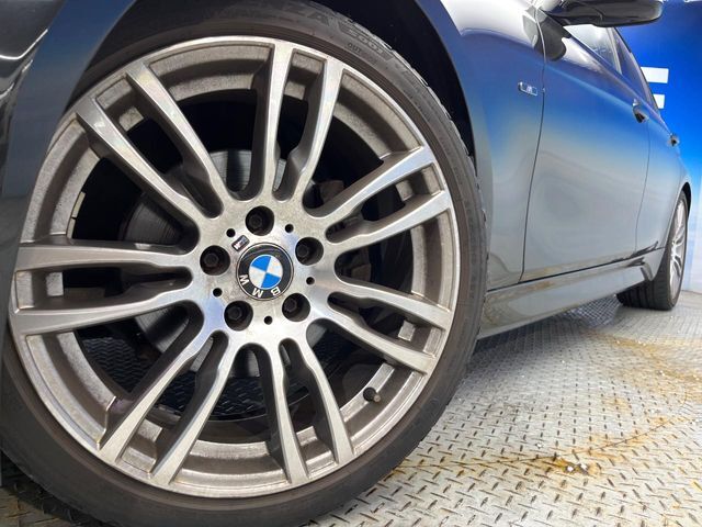 ●純正19インチアルミホイール：輸入車ならではの卓越した走りを支えるホイールと足回りです！日本車の走りに慣れている方にもぜひ体感して頂きたいほど、高いレベルでまとまっています！