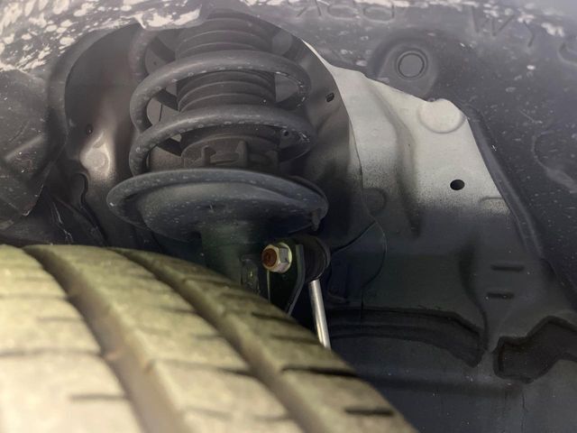 お車を安心してお乗りいただく為には、足回りの定期点検が欠かせません。サービスサポート（有償保証）では無料点検もご提供しており、安心のカーライフをお過ごしいただけるサポート体制が整っています。