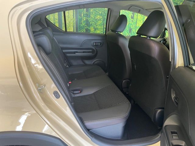 後部座席も気になるようなキズ・汚れやへたり等、大きなダメージはなく、良好な状態です。