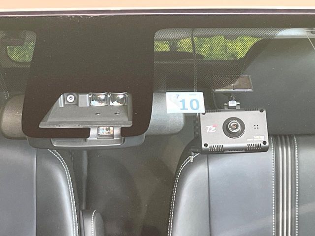 【プリクラッシュセーフティ】前方の車両等を検知し、衝突しそうな時は警報で注意を促し、ブレーキを踏む力をサポート。ブレーキを踏めなかった場合は衝突被害軽減ブレーキが作動、衝突回避をサポートします。