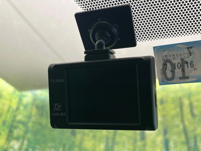 【ドライブレコーダー】安心・安全なカーライフに必須のドライブレコーダーを装備！走行中はもちろん、あおり運転や事故に遭遇した際の状況も映像で記録し、万一のリスクに備えます。