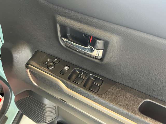 パワーウィンドウのスイッチですよ。運転席に居ながら窓を開け閉めのコントロールできます。
