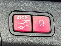 ●電動リアゲート：ワンタッチでリアゲートの開閉ができ、荷物などで両手が塞がっている状態でも簡単に開閉ができる便利機能です。