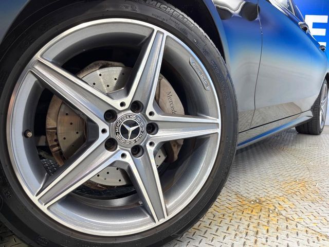 ●純正18インチアルミホイール：輸入車ならではの卓越した走りを支えるホイールと足回りです！日本車の走りに慣れている方にもぜひ体感して頂きたいほど、高いレベルでまとまっています！