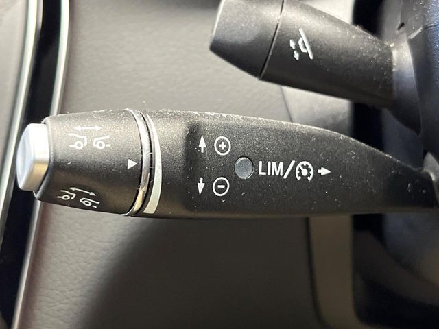●レーダークルーズコントロール：前の車との車間距離を一定にとりつつ、一定速度で自動走行してくれる次世代のクルーズコントロール！主に高速道路や自動車専用道路で使用する便利な機能です！