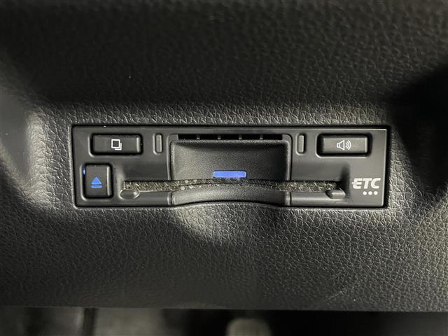 【ETC】有料道路を利用する際に料金所で停止することなく通過できる、ETC車載器（ノンストップ自動料金収受システム機器）が装備されています。セットアップを行うことで利用可能になります。