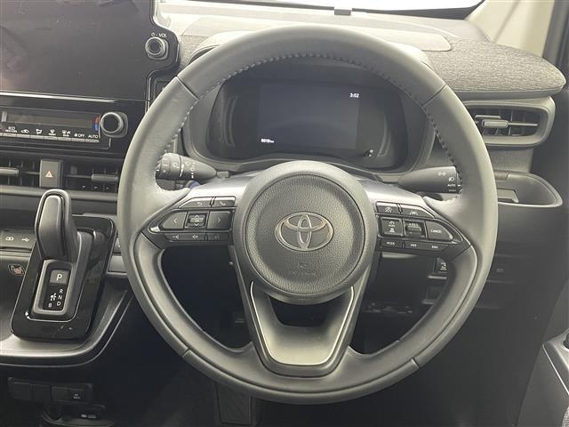 【ステアリング】軽い力で扱いやすいハンドルです。目立つ傷やスレなどなく綺麗な状態です！除菌プランいれていただくとさらに快適に！清潔なお車はお子様にも安心ですね！