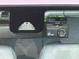 【スマートアシスト】走行中に前方の車両等を認識し、衝突しそうな時は警報とブレーキで衝突回避と被害軽減をアシスト。より安全にドライブをお楽しみいただけます。