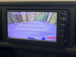 【バックカメラ】駐車時に後方がリアルタイム映像で確認できます。大型商業施設や立体駐車場での駐車時や、夜間のバック時に大活躍！運転スキルに関わらず、今や必須となった装備のひとつです！