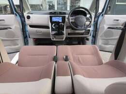 すっきりした運転席周りにはナビやエアコンの操作パネルを設置しておりますので、お一人での運転でもご安心できます。