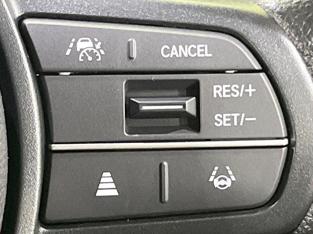 【アダプティブクルーズコントロール】高速道路での長距離走行が楽に！！自動で速度を保つクルーズコントロールが、衝突軽減システムと連携し、前方の車両を感知して車間を保つように速度調節してくれます！！