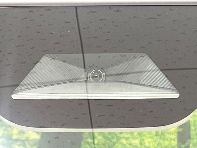 【ホンダセンシング】走行中に前方の車両等を認識し、衝突しそうな時は警報とブレーキで衝突回避と被害軽減をアシスト。より安全にドライブをお楽しみいただけます。