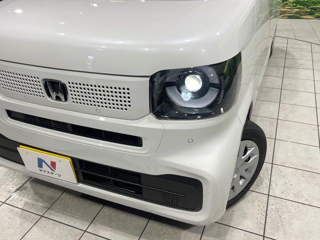 【LEDヘッドライト】悪天候や夜間走行時も良好な視界を確保し安心して運転できる高輝度LEDヘッドライトを装備！点灯速度が早く、消費電力も抑えられています。