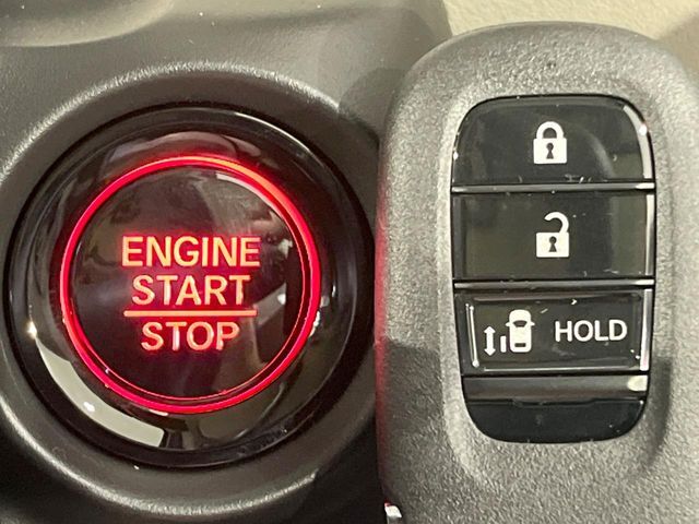【Hondaスマートキー】カバンやポケットに入れたままでもドアの施錠・解錠が可能なスマートキーを装備。エンジンのオン・オフ時もカギを取り出す必要が無いからとっても便利です♪